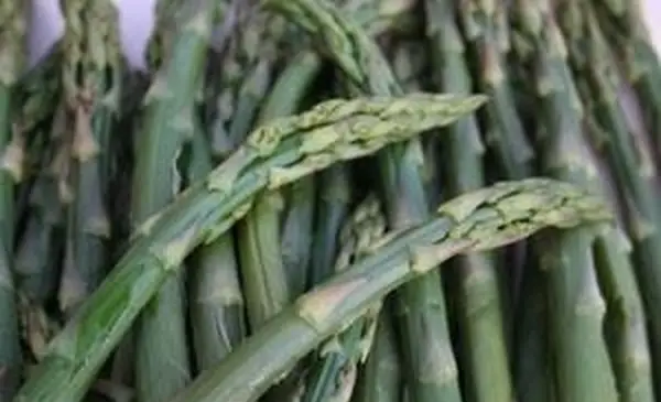 איך לצלות אספרגוס (3 דרכים טעימות)