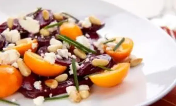 Une assiette de salade de betteraves.