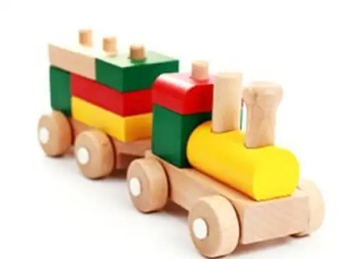 Trens e mesa de brinquedo de madeira