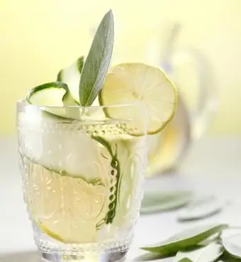 Boozy uhorková limonáda