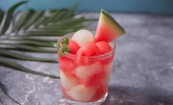 Boules de melon piquantes