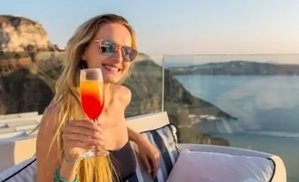 오렌지 주스, 보드카 및 그레나딘 음료