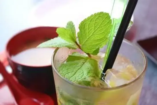 Süßer Tee-Jito-Wodka