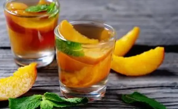 복숭아 보드카 스매시 칵테일