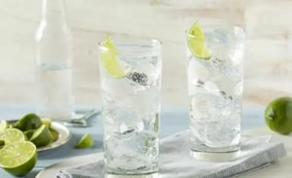 Koktejl zo sodno-limetkovej vodky