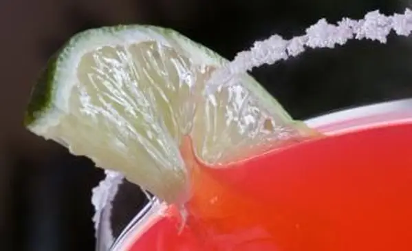 Kozmopolitný kokteil s pocukrovaným okrajom