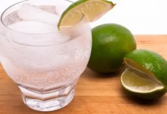 Vodka, limetka a cukor s ľadom