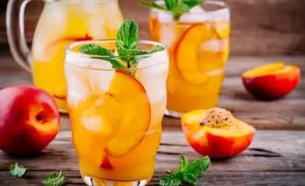 Vodka, grappa alla pesca e limonata