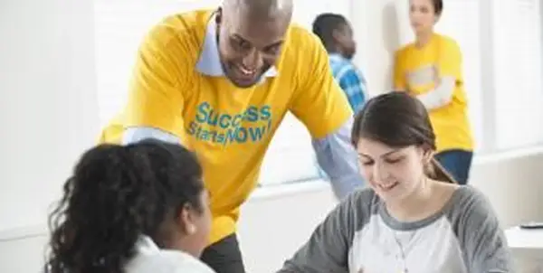 מנטור מתנדב המסייע לתלמידים בשיעורי בית