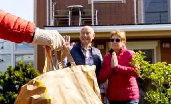 Podziękowanie sąsiadowi za wspieranie ich podczas covid-19