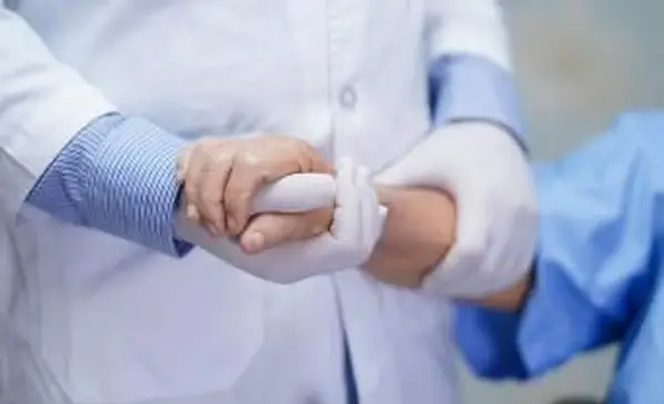 Lekarz trzymający dotykając rąk