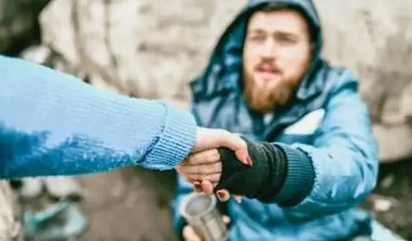 헬 점점 거리에 노숙자 남성