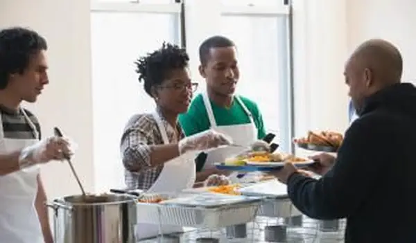 노숙자 돕기 : 진정한 변화를 만드는 12 가지 방법