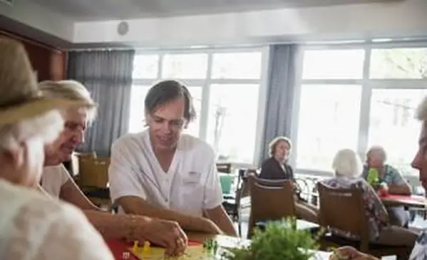 voluntário fazendo jogos em lar de idosos