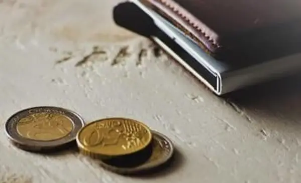 17 najlepszych portfeli z twardymi futerałami dla eleganckiego, ale funkcjonalnego stylu