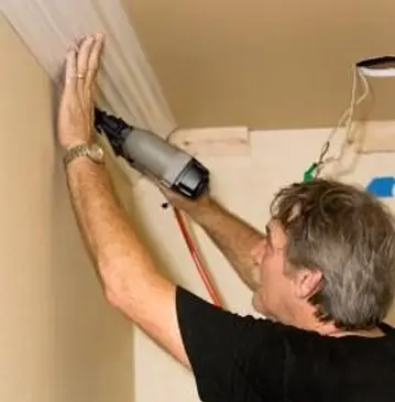 hombre instalando molduras