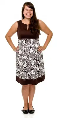 mujer en vestido largo hasta la rodilla