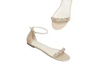 Sandalias planas con adornos