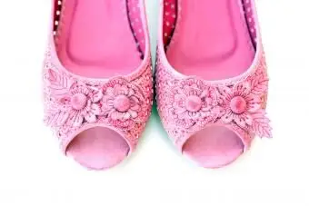 zapatos rosa con punta abierta