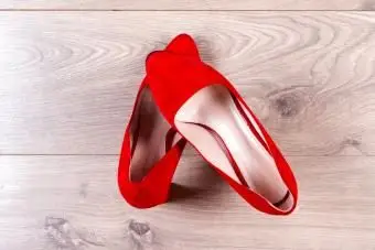 zapatos planos rojos con punta en punta