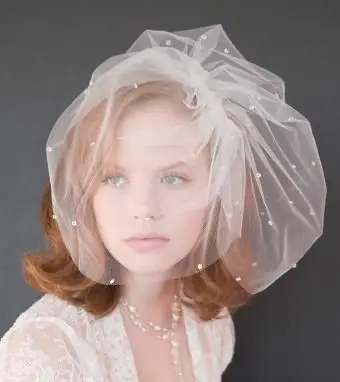 https://cf.ltkcdn.net/weddings/images/slide/176170-757x850-Wedding-Veil-With-Polka-Dots.webp