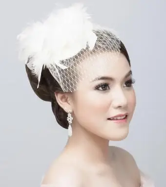 https://cf.ltkcdn.net/weddings/images/slide/191314-757x850-short-feathered-veil.webp