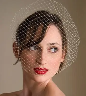 https://cf.ltkcdn.net/weddings/images/slide/191317-757x850-fishnet-veil.webp
