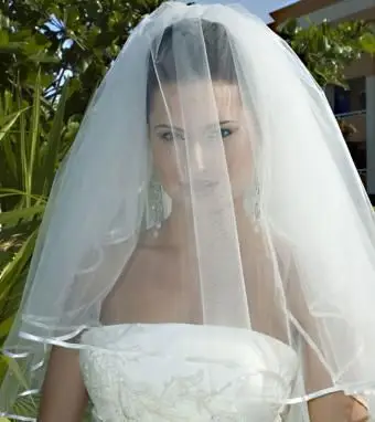 https://cf.ltkcdn.net/weddings/images/slide/176161-757x850-Wedding-Veil-Covering-Face.webp