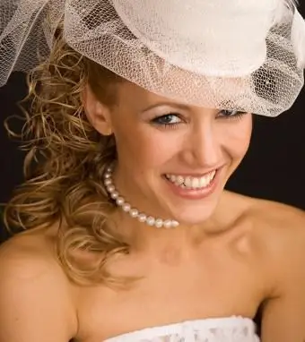 https://cf.ltkcdn.net/weddings/images/slide/176162-757x850-Wedding-Veil-on-Hat.webp