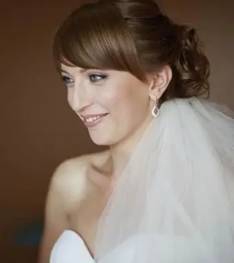 https://cf.ltkcdn.net/weddings/images/slide/176164-757x850-Wedding-Veil-Under-Hair.webp