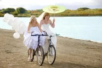 Dve nevesty na bicykloch