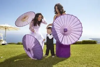 Dve dámy majú fialové papierové slnečníky