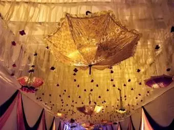 Svadobná dekorácia so slnečníkmi