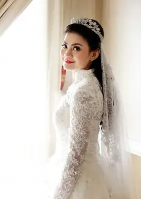 La sposa indossa il velo attaccato alla tiara
