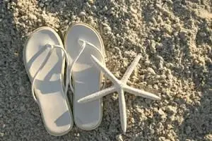 Biele žabky na plážovú svadbu