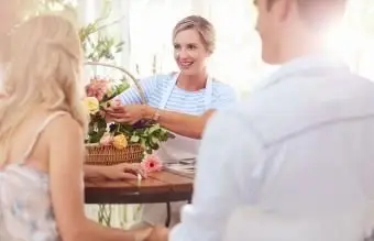 Kvetinárstvo sa zhovára s pármi v kvetinárstve