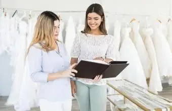 Katalog im Kleiderladen anschauen