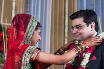 Paar während ihrer Hochzeit