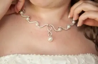 신부는 목걸이에