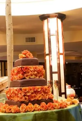 Gâteau de mariage au chocolat avec des roses oranges brûlées