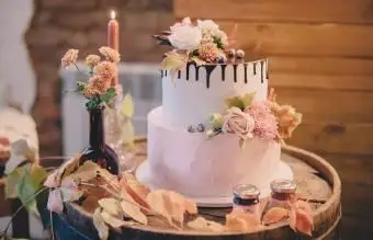 Comment décorer les gâteaux de mariage d'automne