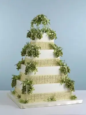 Bestickte quadratische Hochzeitstorte im Blumenstil