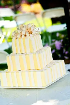 gelbe dreistöckige Hochzeitsgeschenktorte