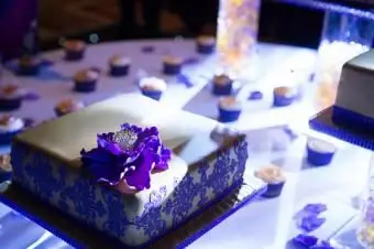 Hochzeitstorte mit lila Blumen