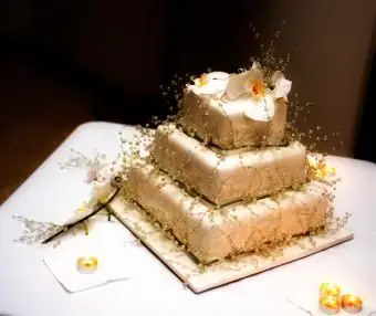 Goldkuchen mit Zweigen