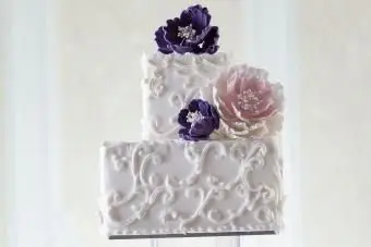 quadratische Hochzeitstorte mit Rollmuster