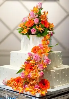 Individuelle weiße quadratische Hochzeitstorten