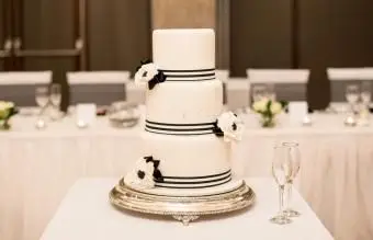 עוגת חתונה בשחור לבן