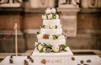 עוגה עם מדרגות ומזרקות