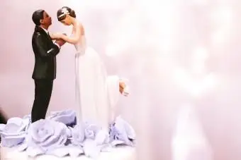 カップルのための異人種間のウエディングケーキトッパーのアイデア